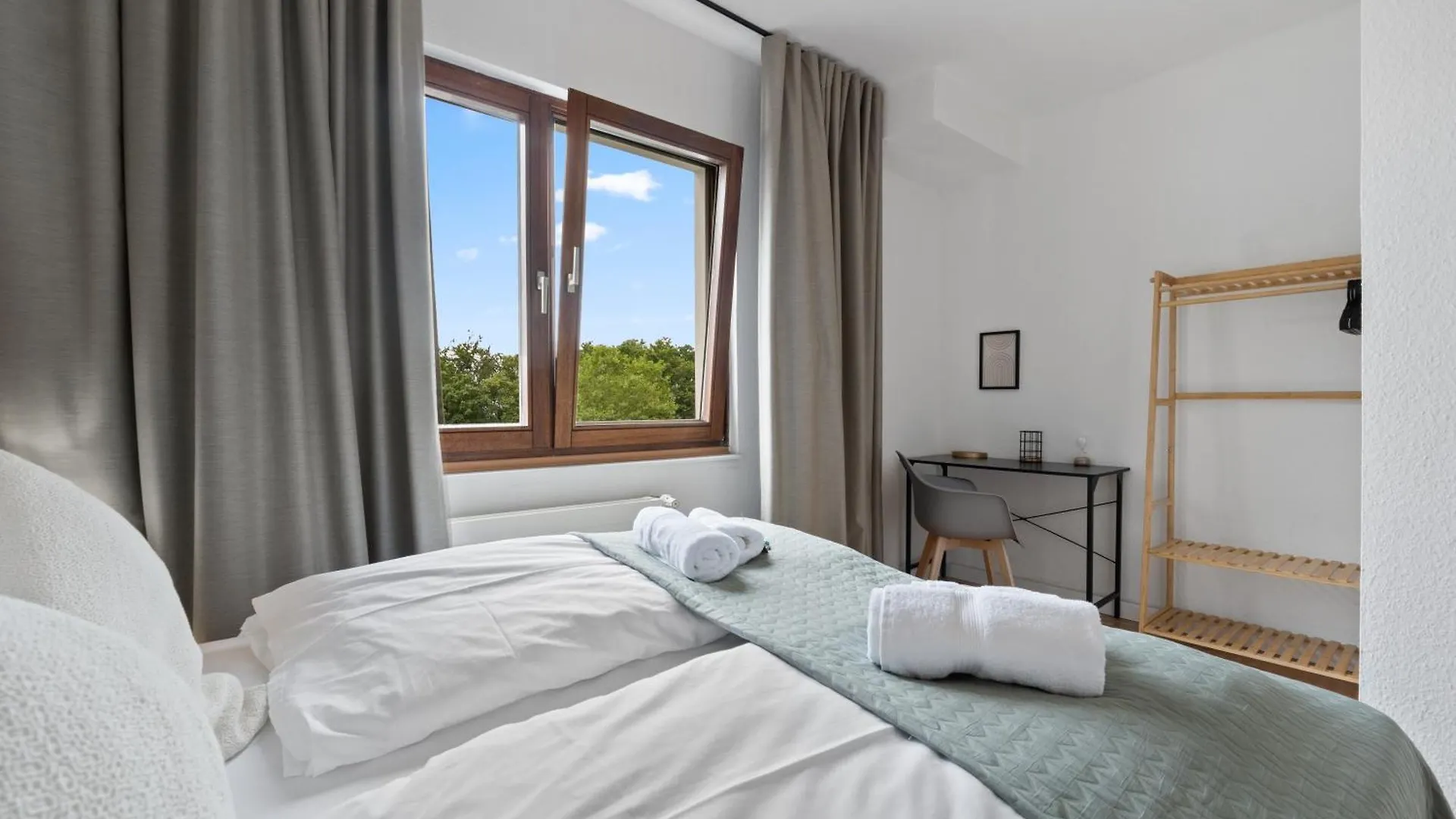 *Top* Grosse, Moderne & Zentrale Wohnung 3 Schlafzimmer - Naehe Zu Koeln: Dom, Messe, Flughafen, Lanxess-Arena Bergisch Gladbach 0*,  Germany